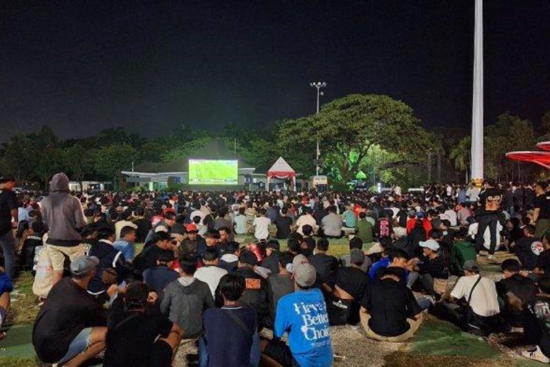 ribuan orang Nobar di Alun-alun Kota Cilegon