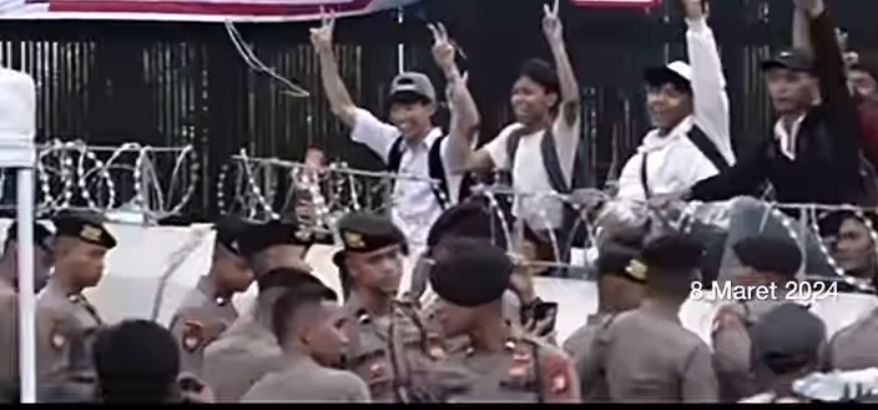 Pelajar Joget Ok Gas Di Depan Pendemo Yang Minta Jokowi Diturunkan  dan Diskualifikasi 02