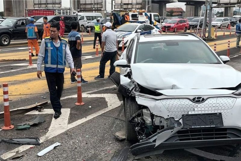 Sopir Truk Tanggung Jawab atas Kecelakaan Tol Halim: Merusak Tujuh Mobil dan Menyerahkan Diri