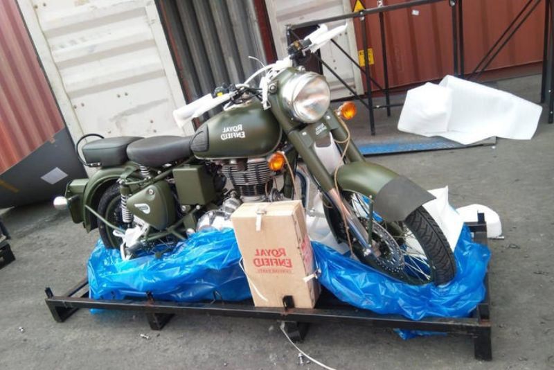 Royal Enfield Classic EFI 500 cc dengan warna army battle green yang dilelang Bea Cukai.