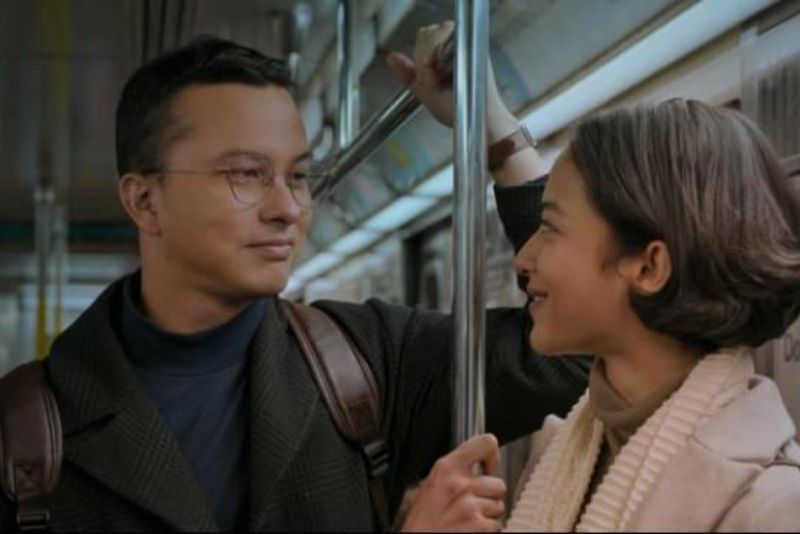 Adegan Nicholas Saputra dan Putri Marino dalam film TAOL