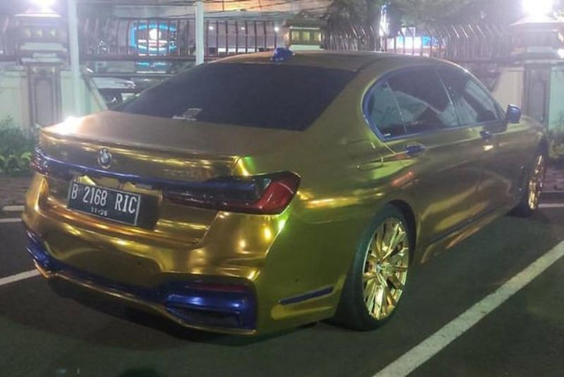 Mobil BMW warna emas yang disita