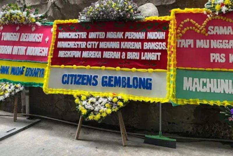 Pendukung Prabowo Kirim Ratusan Karangan Bunga ke Gedung MK