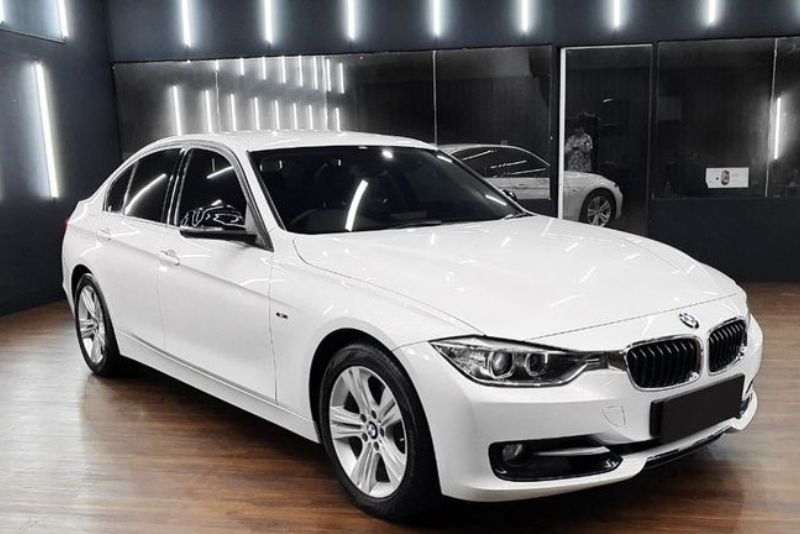 Mobil BMW 320i F30 Mesin Canggih dan Kecepatan Penuh