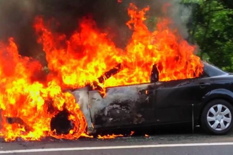 Sebuah Mobil Diduga Penimbun Bahan Bakar Terbakar di Palangkarya