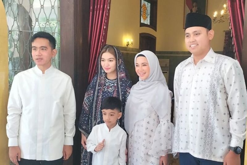 Momen Spesial Gibran Bagi-bagi Amplop THR di Hari Pertama Lebaran