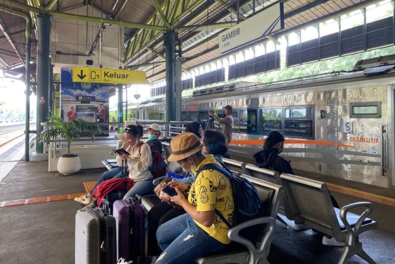Kepadatan Stasiun Gambir Jakarta Menjelang Lebaran 2024