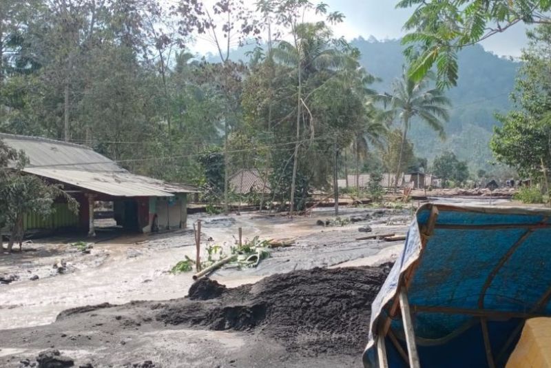 Banjir Lahar Gunung Merapi Hantam Pemukiman Warga di Kabupaten Agam