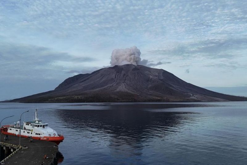 Evakuasi Warga Tagulandang Pasca Erupsi Gunung Ruang