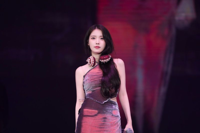 Suguhan Luar Biasa dari IU dalam Konser HEREH World Tour di Jakarta