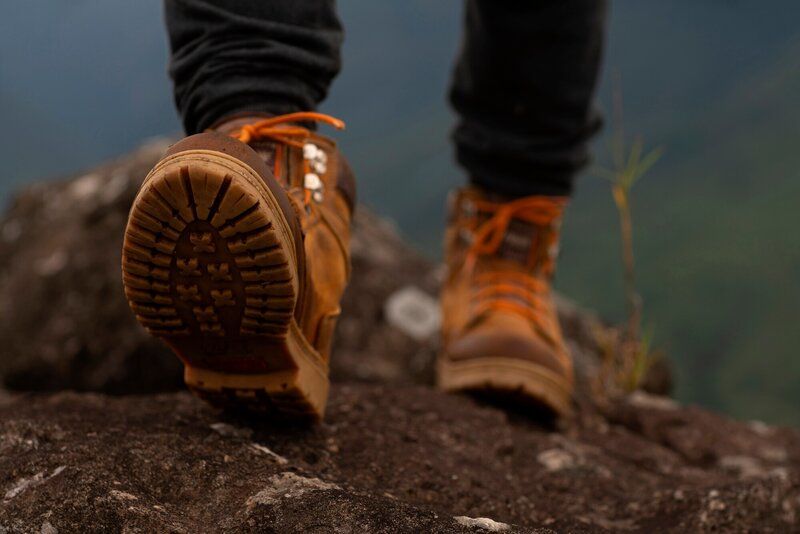 5 Rekomendasi Sepatu Hiking Footwear untuk Pendaki Gunung yang Wajib Kamu Coba