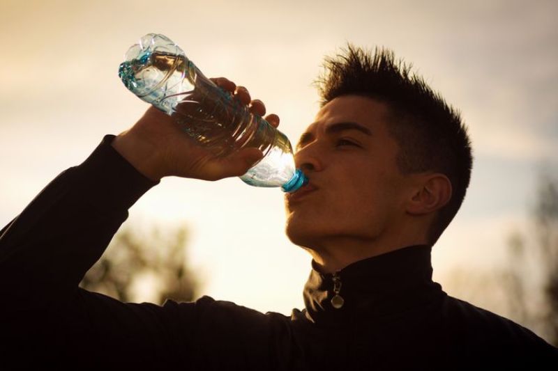 Mengapa Minum Disarankan Tidak Sambil Berdiri? Ini Alasannya sekaligus Tips Jaga Tubuh Terhidrasi