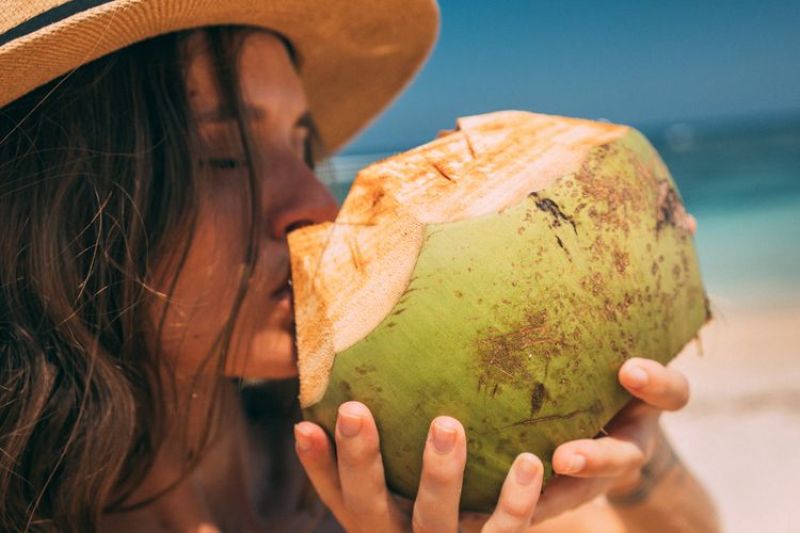 Manfaat Meminum Air Kelapa Muda