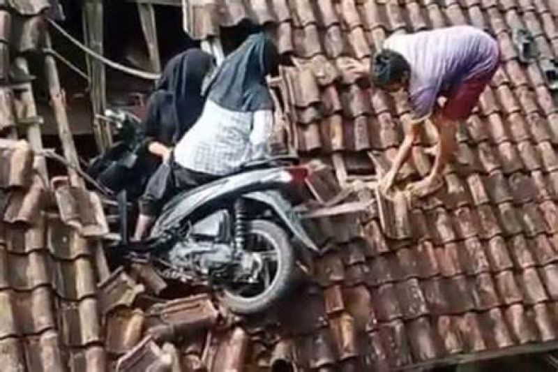 Sepeda Motor 'Nyungsep' ke Atap Rumah Warga Saat Dipakai Siswi SD Di Tasikmalaya Saat Ngabuburit