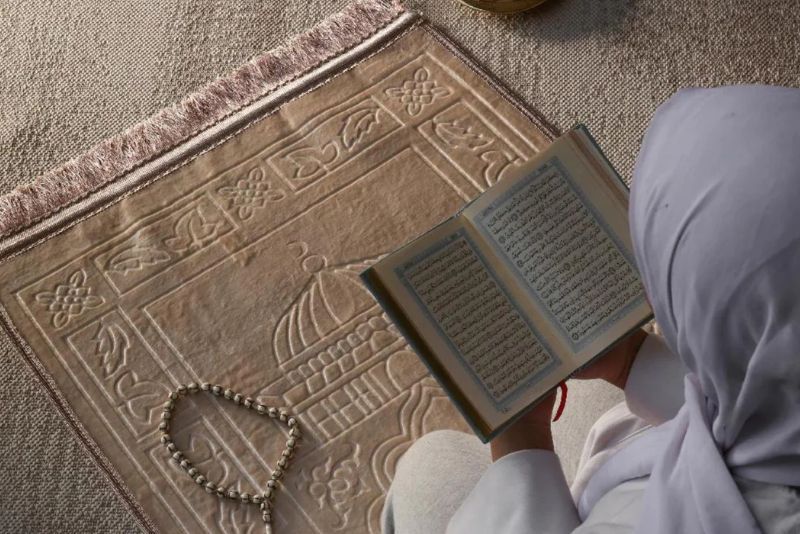Makna Sajadah: Simbolisme, Sejarah, dan Pentingnya Mengingat Allah dalam Agama Islam