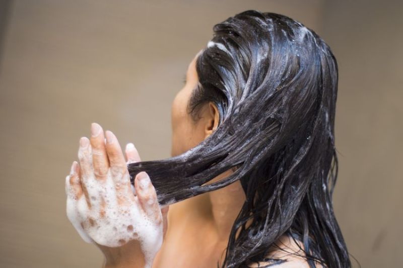 3 Manfaat Mencampur Garam dan Sampo untuk Kesehatan Rambut yang Jarang Orang Tahu
