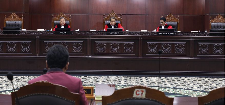 Hakim Konstitusi Arief Hidayat didampingi Hakim Konstitusi Daniel Yusmic P Foekh dan Hakim Konstitusi Arsul Sani memimpin persidangan  tentang Ketenagakerjaan