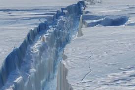Gunung Es Raksasa Terbelah Dari Antartika