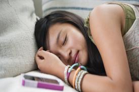 Bahaya Simpan HP di Bawah Bantal Saat Tidur