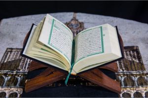 Apa yang membuat Al-Quran dianggap sebagai kitab suci dalam Islam?