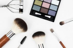 "Menemukan Kekuatan Diri: Pentingnya Makeup untuk Wanita yang Percaya Diri dan Berkepribadian"