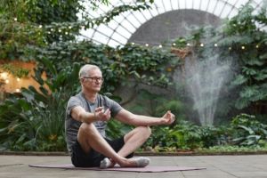 "Mengukuhkan Tubuh dan Pikiran: Manfaat Yoga bagi Kesehatan Kakek-kakek"