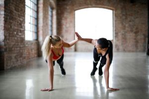 "Menjaga Keseimbangan dan Kesehatan: Manfaat Yoga untuk Wanita yang Aktif"