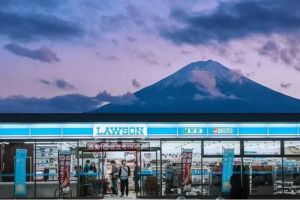 Minimarket di Jepang: Menciptakan Pengalaman Belanja yang Unik dengan Latar Belakang Gunung Fuji