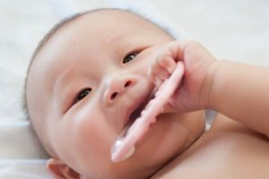 Bayi 6 Bulan yang Mulai Tumbuh Gigi
