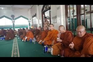 Rombongan Biksu Thu Dong Istirahat Di Serambi Masjid Temanggung Sebelum Rayakan Waisak 2024 Di Candi Borobudur
