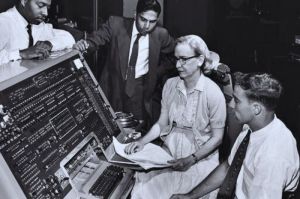 Grace Hopper seorang  ahli program dan komputer