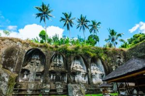 Perjalanan Waktu: Meretas Mitos di Situs Gunung Kawi, Perpaduan Alam dan Budaya