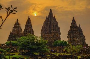 Perjalanan Spiritual: Menjejaki Jejak Sejarah di Candi Prambanan, Karya Agung Hindu-Jawa