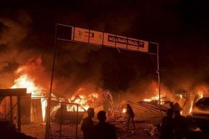 Serangan Israel Picu Kebakaran Besar di Kamp Pengungsi Rafah
