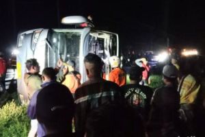 Kecelakaan Maut: Bus Rombongan Pelajar SMK Terguling di Subang