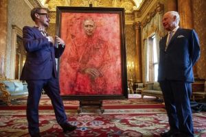 Raja Charles Tunjukan Lukisan Potret Resmi Pertamanya