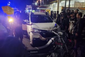 Pengemudi Diduga Mesum, Mobilnya Dirusak Massa Hingga Tabrak Motor Polisi di Jember