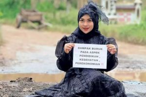 Pose Selebgram di Jalan Rusak Lampung Jadi Sorotan Media Asing