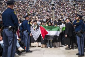 Mahasiswa di Texas Kibarkan Bendera Palestina Saat Wisuda