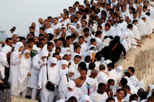 Cerita Jemaah Haji Kalungi Kipas Atasi Panas yang Menggila di Saudi