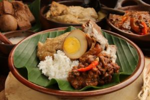 Rasakan Kelezatan Jalanan: 10 Street Food Terpopuler di Yogyakarta yang Wajib Dicoba