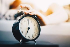 Menyetel Alarm: Sejarah dan Psikologi di Balik Kebiasaan Bangun Pagi