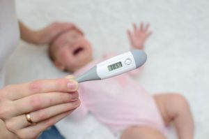 Khawatir Demam Tinggi pada Bayi Usia 6 Bulan
