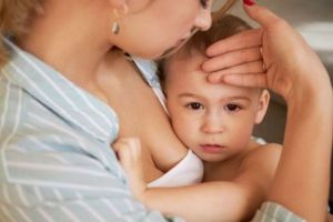 Pertolongan Pertama Saat Bayi Mengalami Demam