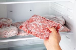 Cara Cepat Mencairkan Daging Beku Dari Freezer, Salah Kalau Direndam Air