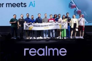 Membawa Perjumpaan Cangkrukan Surabaya ke Milan: Kreativitas Fahmi Adimara sebagai Perwakilan Indonesia dan Asia dalam Peluncuran Global Realme