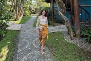 Lee Yoon Jin pamer foto kebayaan di Bali