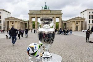 Trofi juara Euro 2024 dipamerkan di area Gerbang Brandenburg di Berlin