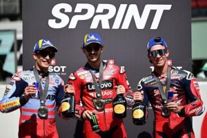 Dari kiri ke kanan, Marc Marquez (Gresini), Francesco Bagnaia (Ducati), Pedro Acosta (Gasgas Tech3) di podium