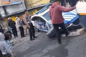 Mobil Kasat Lantas Polrestabes Medan Tabrak Terios Hingga Ringsek
